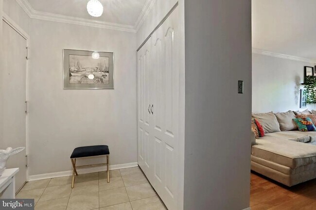 Building Photo - 9725 Kings Crown Ct