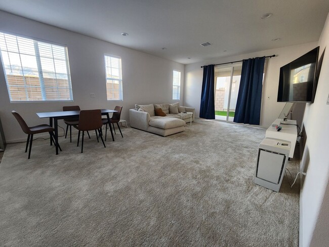 Building Photo - Modern 4BR Townhome in Fontana