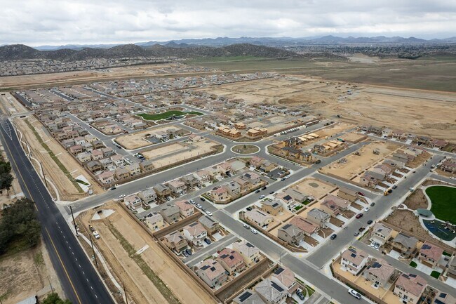 Building Photo - Spacious 4 Bedroom, 2.5 Bathroom Home with...
