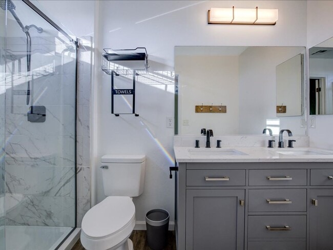 Building Photo - Modern 2-Story Home with Spacious Layout &...