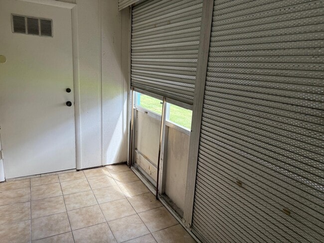 Building Photo - 390 Burgundy I