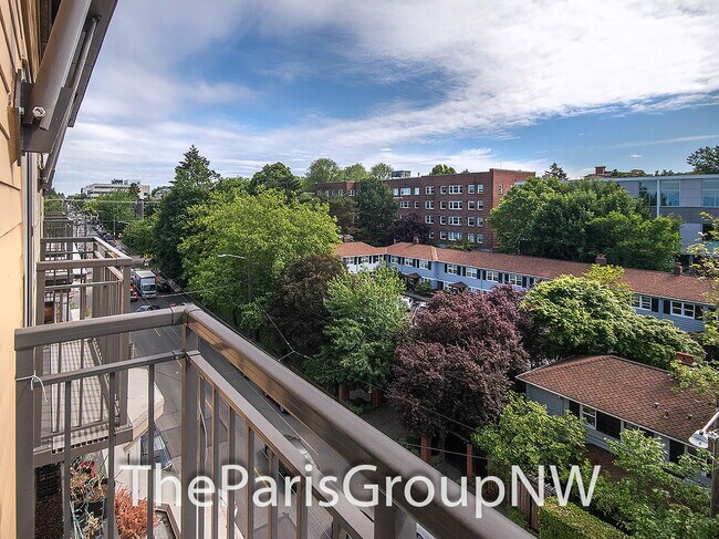 Building Photo - 1 MO FREE - Fab CapHill Condo * Ideal Location! Tons of Amenities! Fresh Paint & New Flooring! Ne...