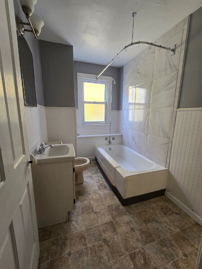 Building Photo - "Charming 3-Bedroom Duplex on Lincoln St – Your New Home Awaits!"