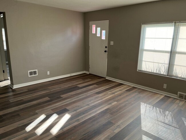 Building Photo - Two Bedroom in Alton