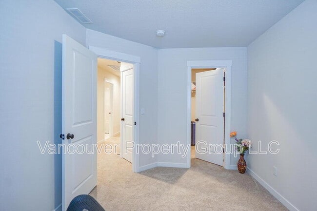 Building Photo - 18402 NE 46th Pl