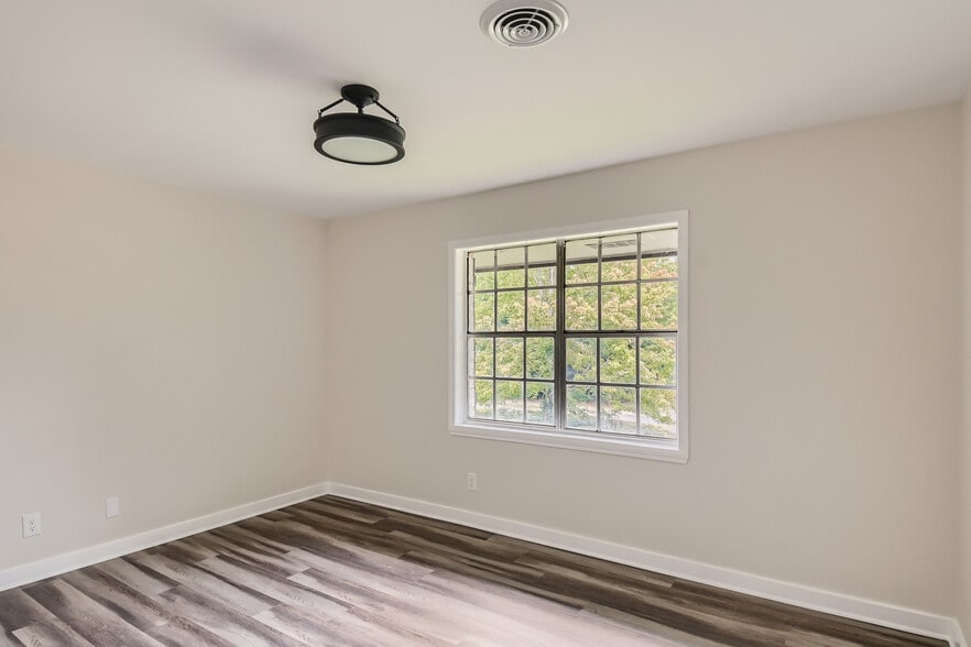 Building Photo - Room in Apartment on Cleveland St