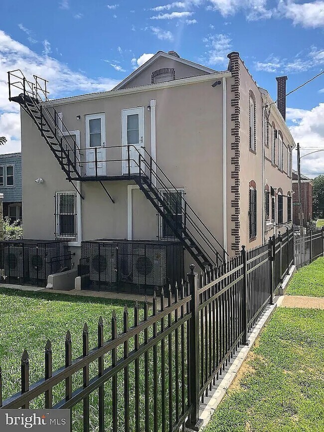 Building Photo - 101 E 28th St