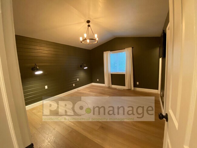 Building Photo - 1743 Deer Valley Dr