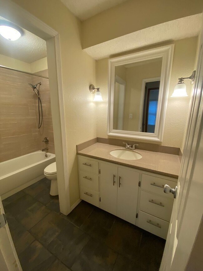 Building Photo - 3 bed 2 bath 2 car garage house, freshly repainted