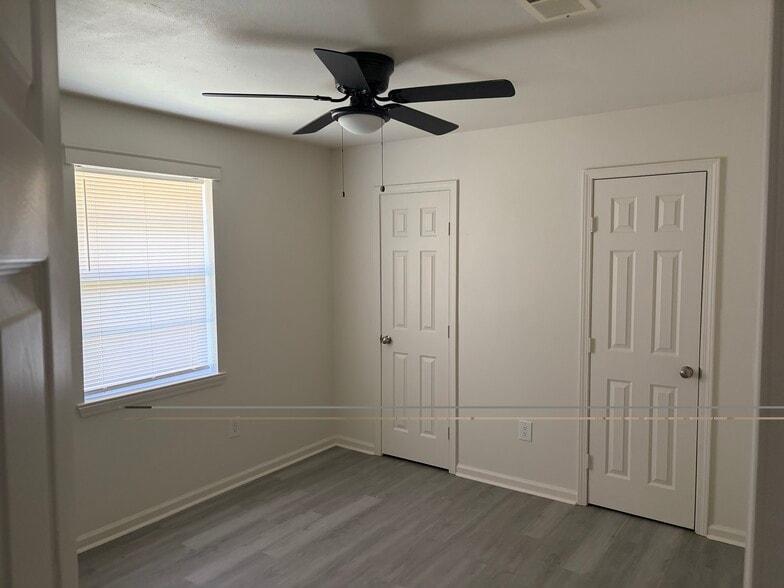 Building Photo - 4865 Beechwood Dr