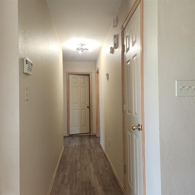 Building Photo - 6840 NW Willow Springs Dr