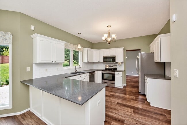 Building Photo - SPACIOUS LIVING!!  4 Bedrooms, 2.5 Bathrooms Home in Des Moines!
