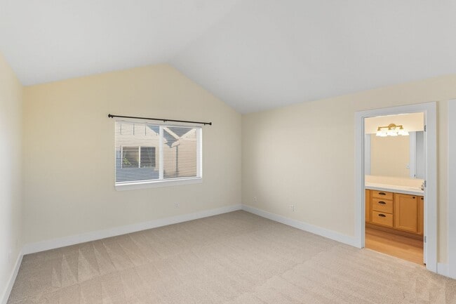 Building Photo - Freshly Updated- 3 Bedroom, 2.5 Bath Townh...