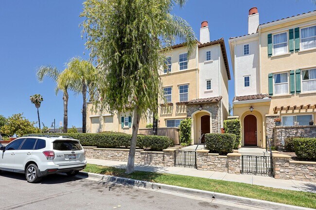 Building Photo - La Mesa 2BR + Office Room Townhome-Style Condo with 2-Car Garage Parking