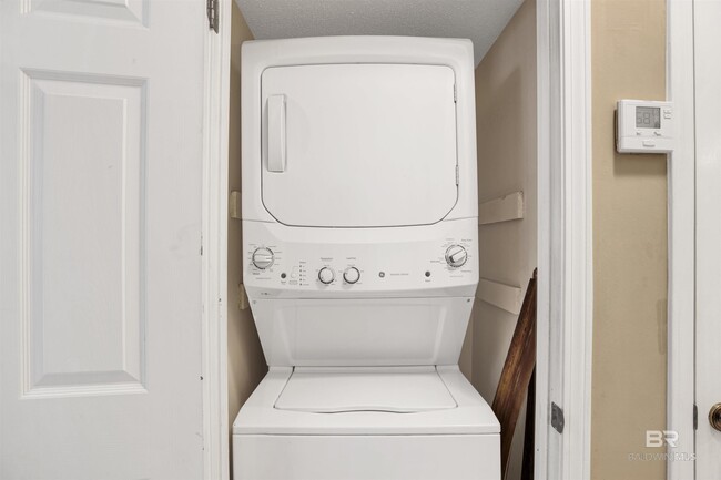 Building Photo - 200 Parma Dr