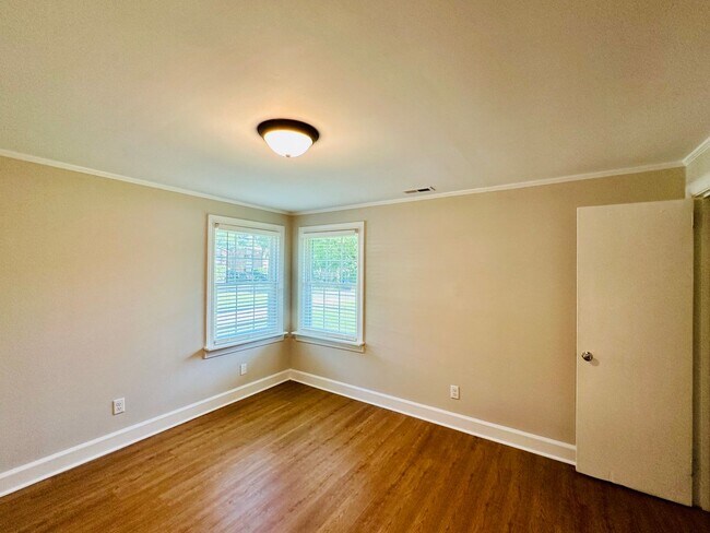 Building Photo - WILSHIRE BLVD - 4 Bedroom - minutes to UNCW!