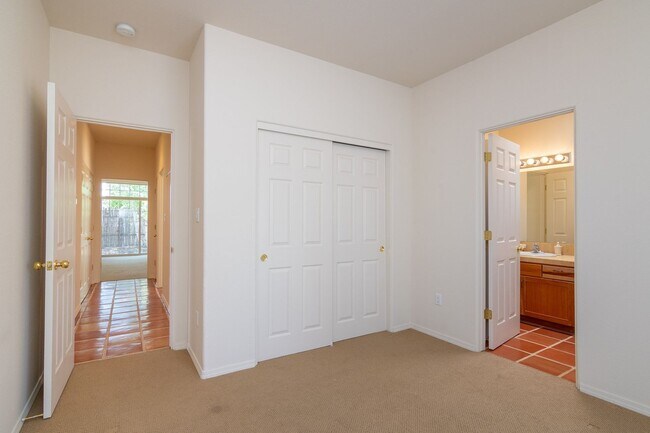 Building Photo - Single Level 3 Bedroom 2.5 Bath home in De...