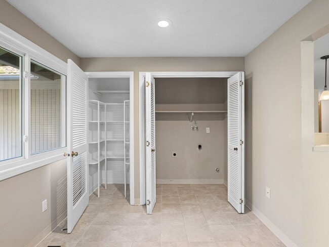 Building Photo - 1107 Meadowview Ct