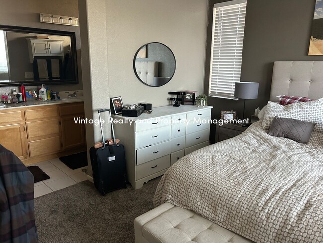 Building Photo - Charming Single-Story 3 Bedroom Home In South Natomas!!!