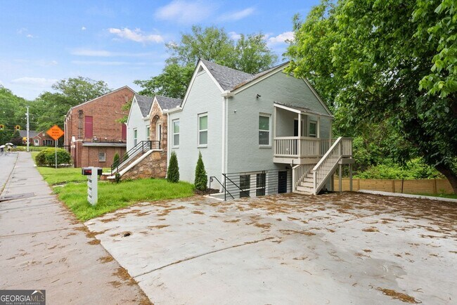 Building Photo - 636 Francis Pl NW