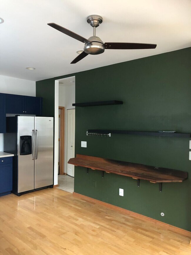 Building Photo - 3 Bedroom Townhouse in Poulsbo