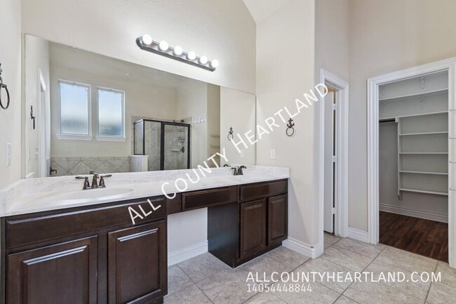 Building Photo - 1403 Zachary Ln