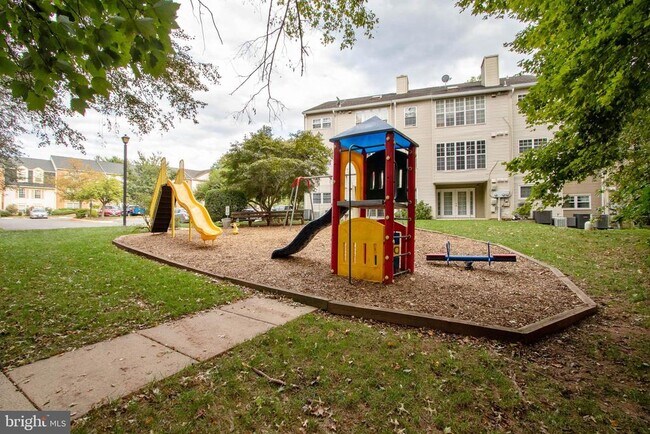 Building Photo - 9260 Niki Pl