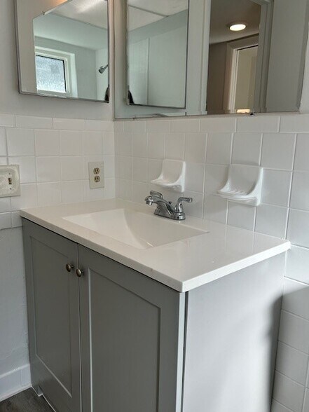 Building Photo - 411 S Nimbus Ave