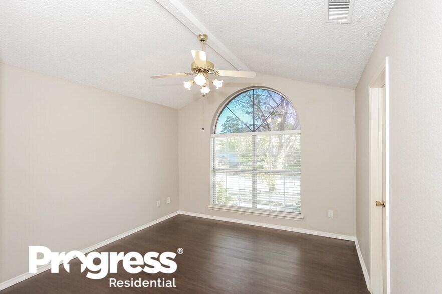 Building Photo - 10241 Maria Dr