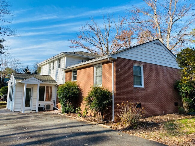 Building Photo - Beautifully Renovated 3bdrm/2.5bth Tri-Lev...