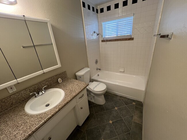 Building Photo - 526 W Hoffer St