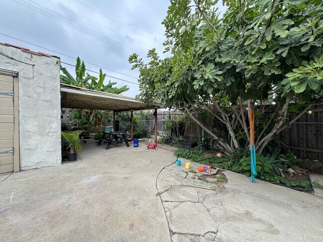 Building Photo - Large centrally located unit with shared yard