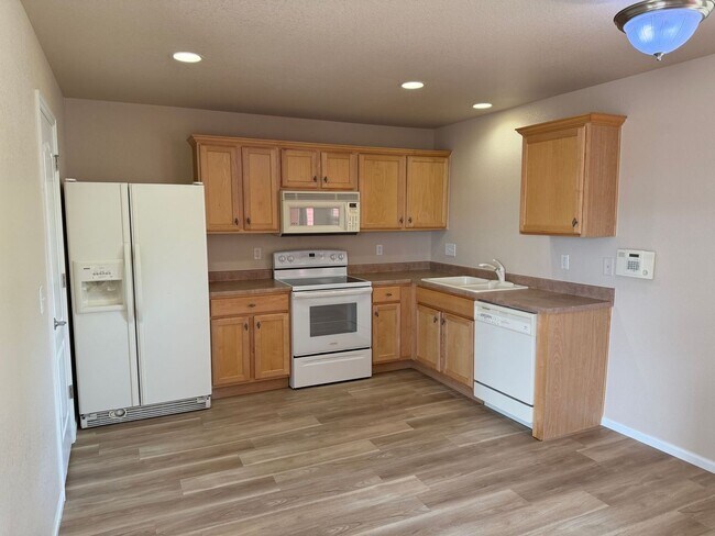 Building Photo - Delightful 3BD/2BA Townhome in Erie with Fresh Paint and New Flooring