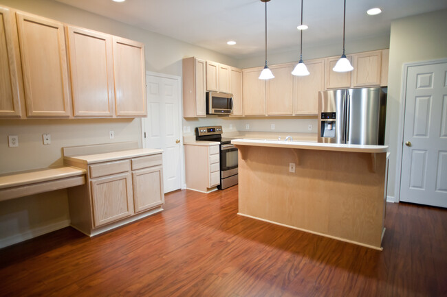 Building Photo - Spacious 3-Bedroom Ranch with Versatile Li...