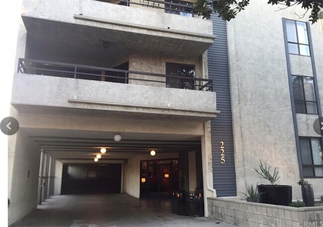 Building Photo - 225 N Rose St