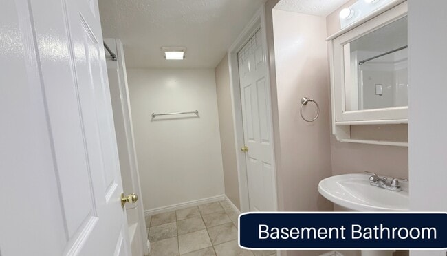 Building Photo - 8017 Showcase Ln