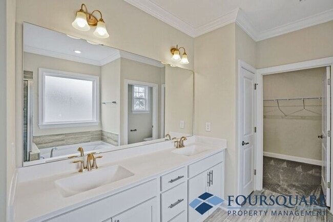 Building Photo - Charming 3-Bed Ranch Home with Modern Kitc...