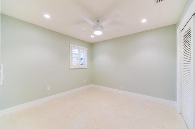 Building Photo - 709 W Royal Palm Rd