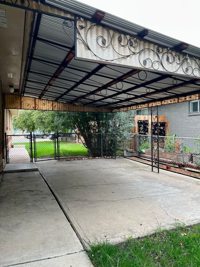 Building Photo - 3 Bedroom Home Walking distance to Sloan L...