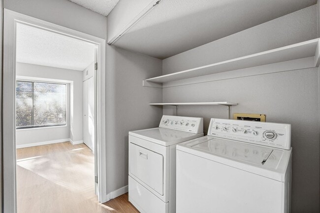 Building Photo - Updated 2 bed / 1 bath home in Lakewood!