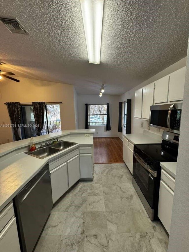 Building Photo - 9999 Summerbreeze Dr