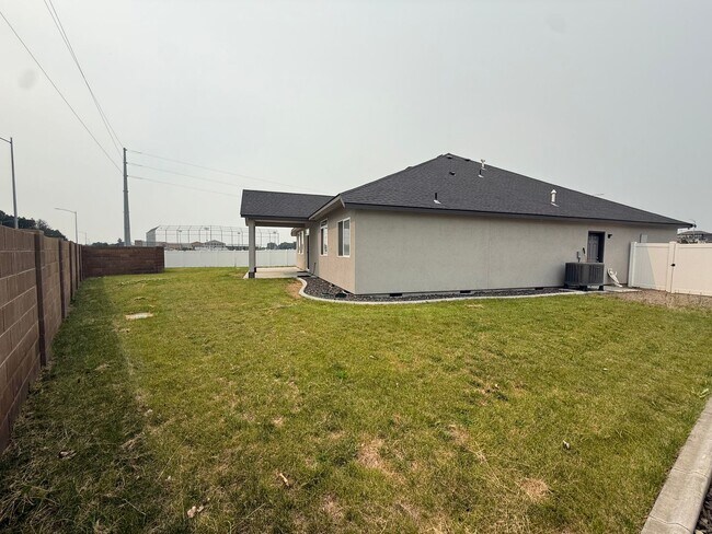 Building Photo - Beautiful Three Bedroom in Pasco Near Chiawana High School