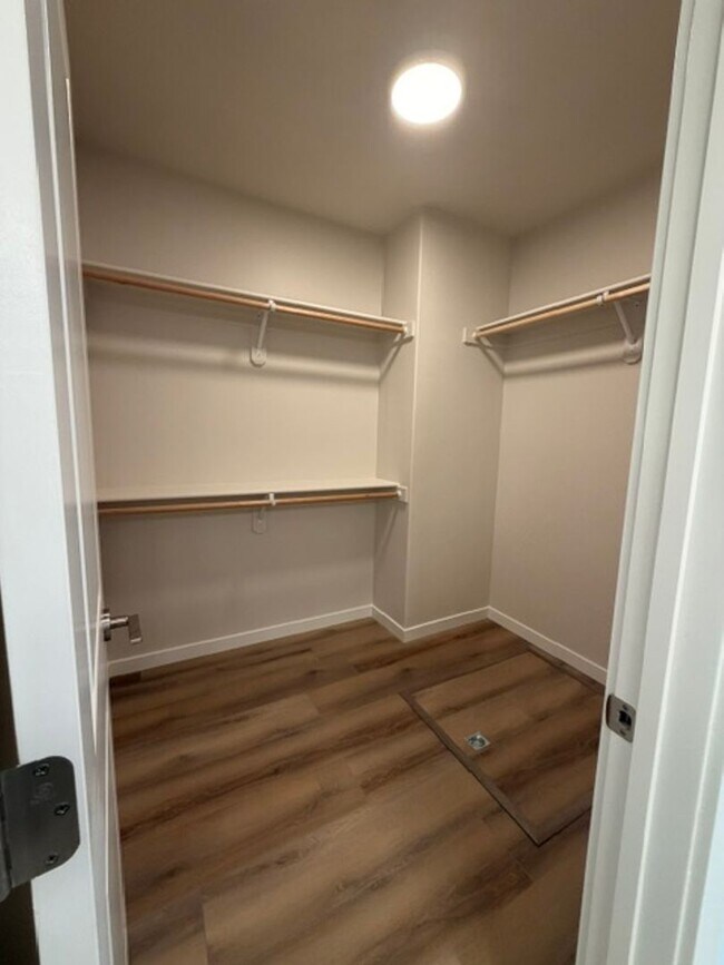 Building Photo - 421 Needlegrass Ln