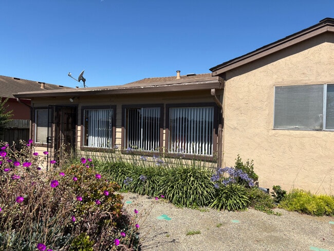 Building Photo - 746 Bronte Ave