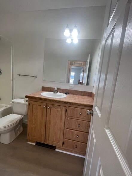 Building Photo - 373 N Buchanan St