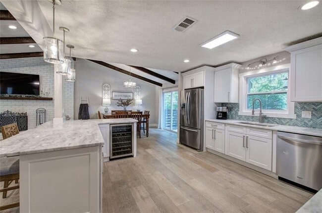 Building Photo - 3410 Holliglen Dr