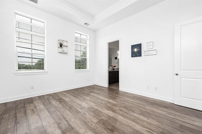 Building Photo - 2103 Naomi St