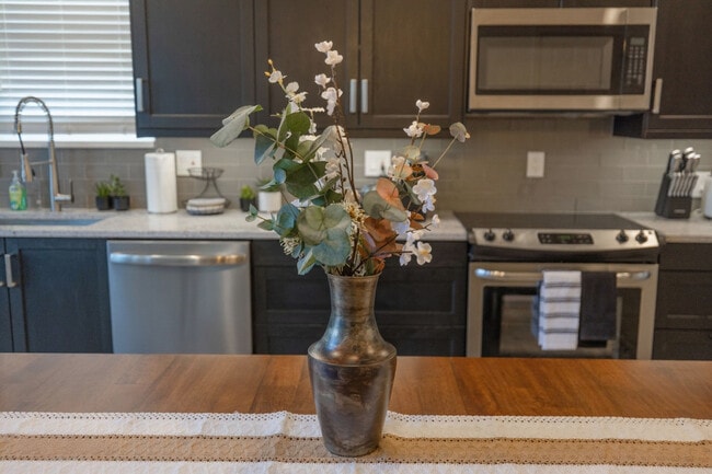 Building Photo - 924 Lowell Ave S