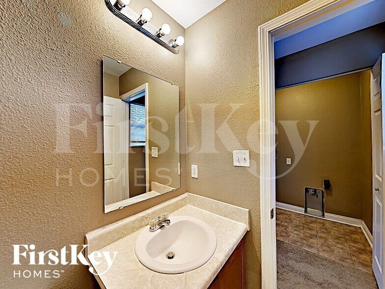 Building Photo - 3944 Hornickel Dr