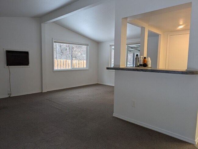 Building Photo - Dog-Friendly Orofino House